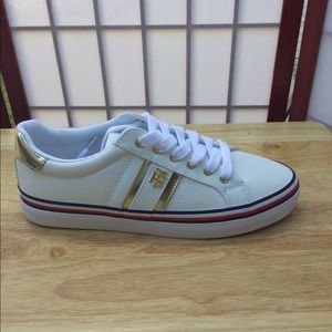 Tommy Hilfiger TWFENTII Women’s Sneaker in White and Gold Size 9M
